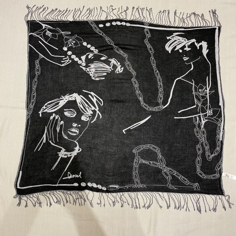 DIESEL Woman Scarf/Wrap with Print on both Sides with Fringes Black/White